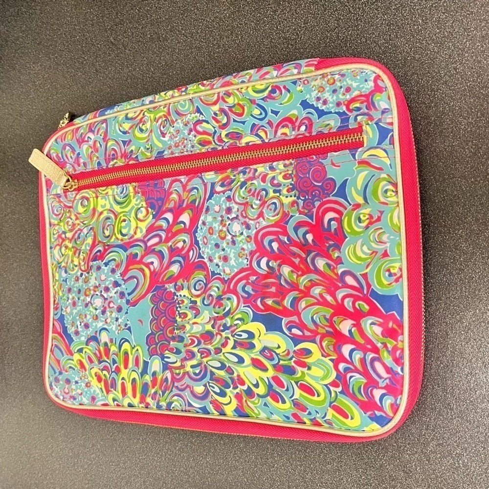 Lily Pulitzer laptop/tablet colorful zip case bright pink nylon lining pockets.